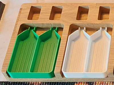 Schudbakjes geplaats op werkplank